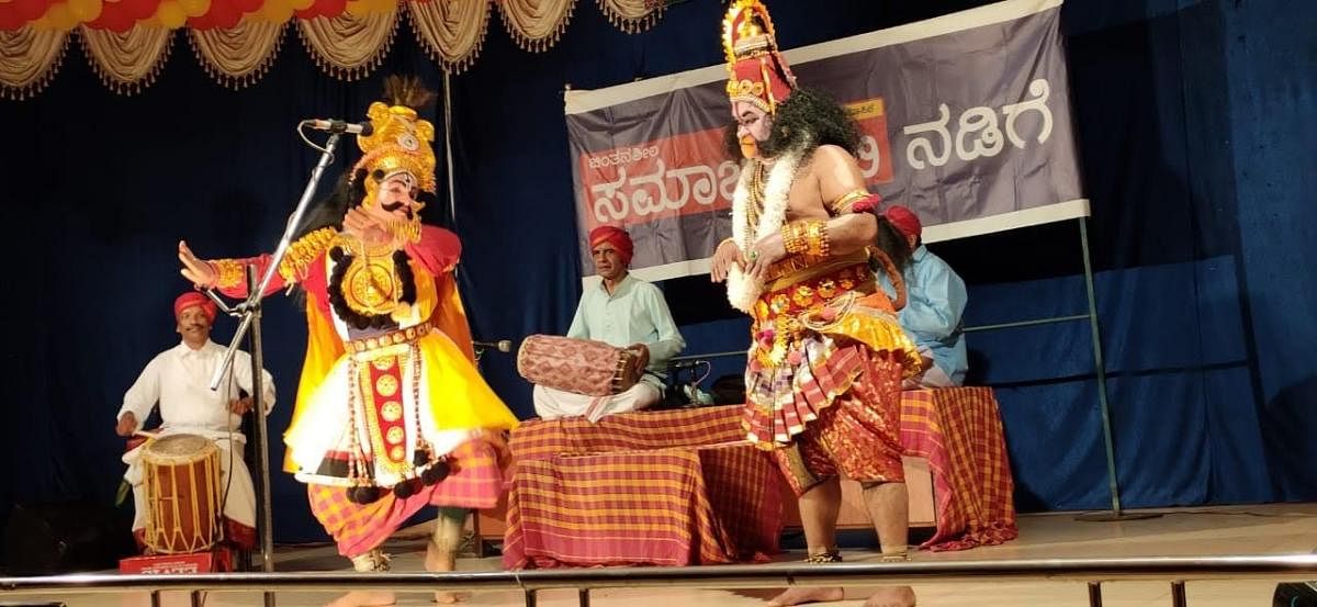 The nadige group watches a Yakshagana performance. Credit: Vidyashree Bhagavantagoudra