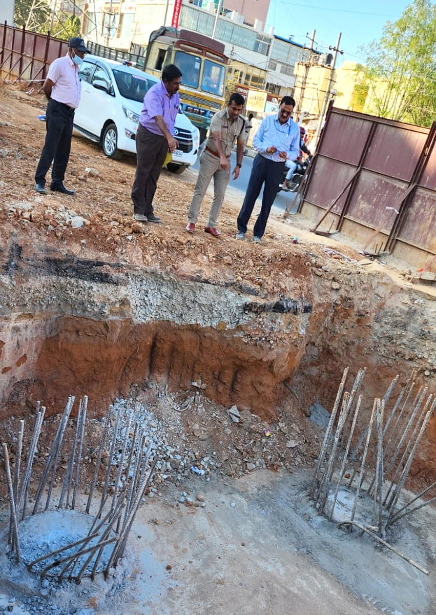 DCP Bheemashankar S Guled (East) visits the metro accident site in HBR Layout along with officials from IISc and the labour department. Credit: Special Arrangement