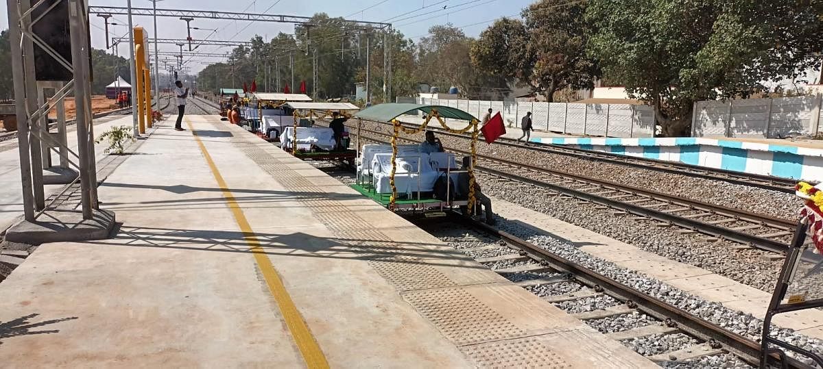 The double railway track at the Heelalige railway station. SPECIAL ARRANGEMENT 