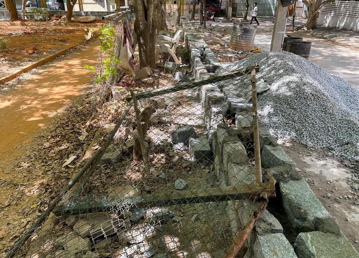 Unfinished fencing work at the BBMP playground in JP Nagar 7th Phase. Credit: DH Photo