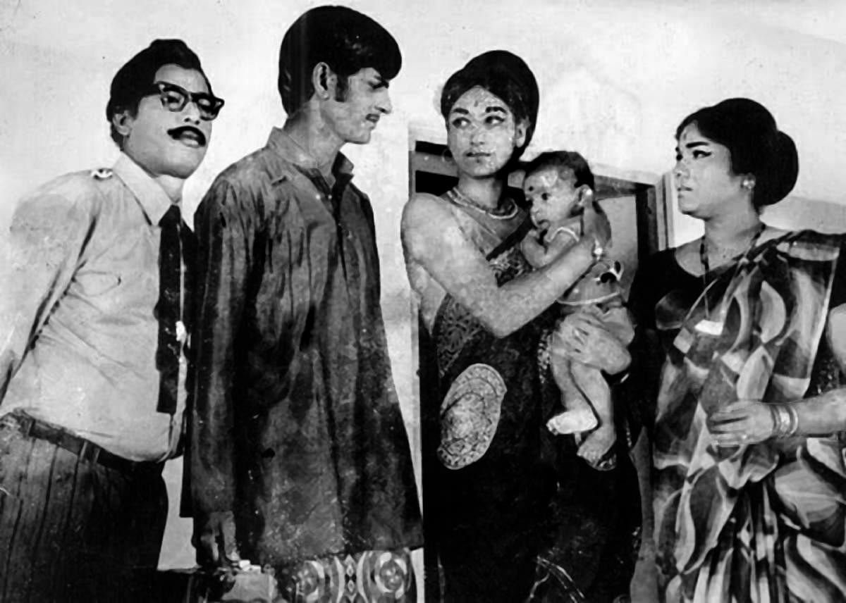 A still from the movie ‘Bisatti Babu’ (1972). Artistes Somashekhara Puthran, K N Tailor, Hemalatha and Leelavathi are seen. (Photos from the collection of Sanjiva Dandekeri and special arrangement)