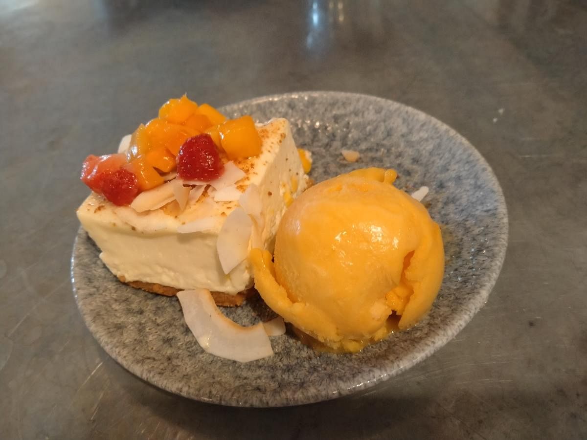 Cheesecake with mango ice cream