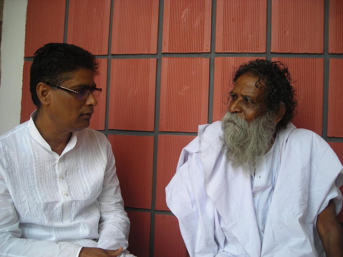 Tarikere with Sadashivayogi in Hampi.