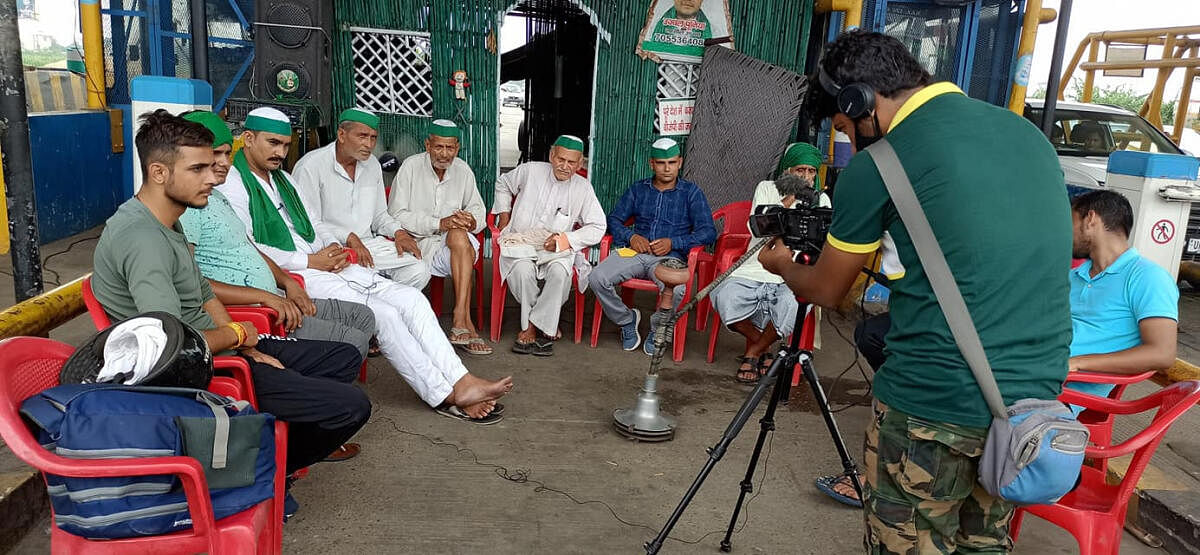 A group of villagers in UP's Shamli district gather to give their opinion on a particular issue in front of the camera. This way they discuss and debate particular local issues.