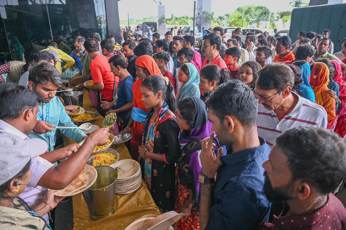 BBMP distributed free food to passengers stranded at Sir M Visvesvaraya Terminal Railway Station in Bengaluru om Sunday. DH Photo/ S K Dinesh