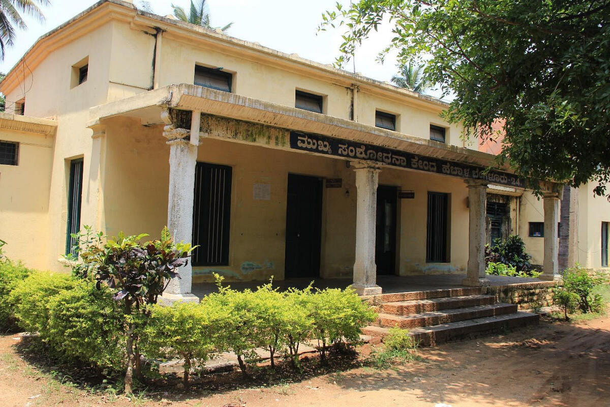The building that once housed the office of the Hebbal farm, behind the Karnataka State Seeds Corporation building. Photo by author