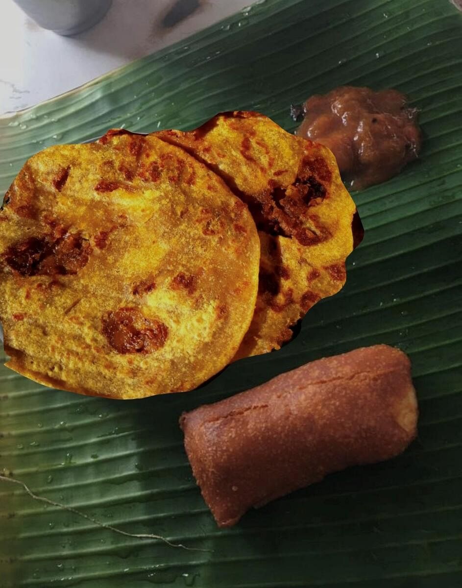 Holige and bajji, served at a khanavali. Photos by author