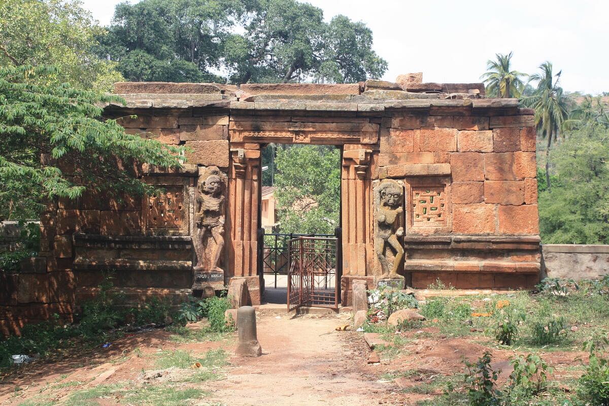 The southeastern gateway at Mahakuta with its ferocious guardians.