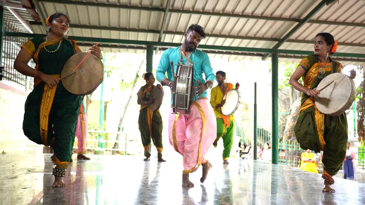 Performers play the Tamte.