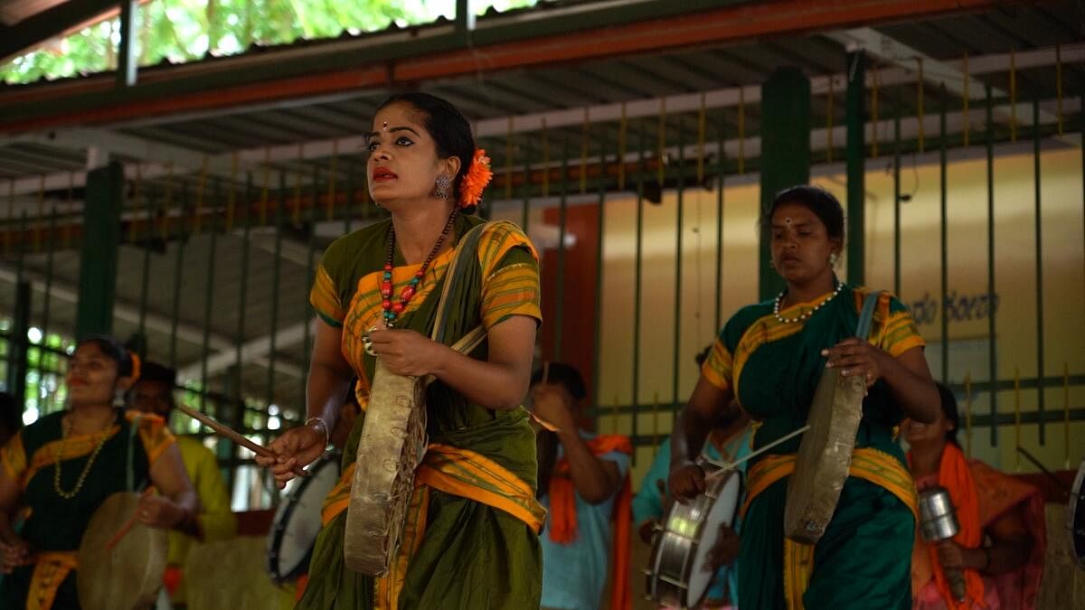 Women in the Tamte troupe at a performance. 