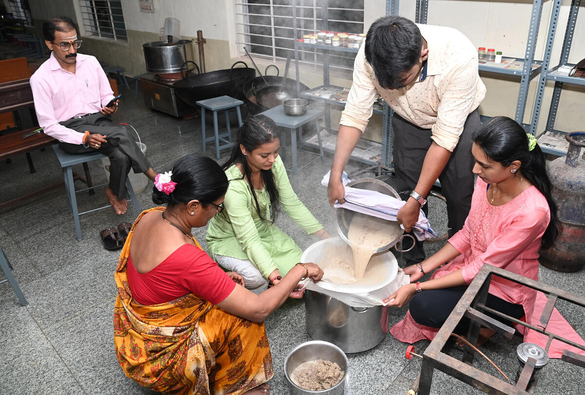 Students and faculty members of Karnataka Ayurvedic Medical University, Mangaluru making 'paaleda kashaya' to distribute to the public. DH photo/ Fakhruddin H