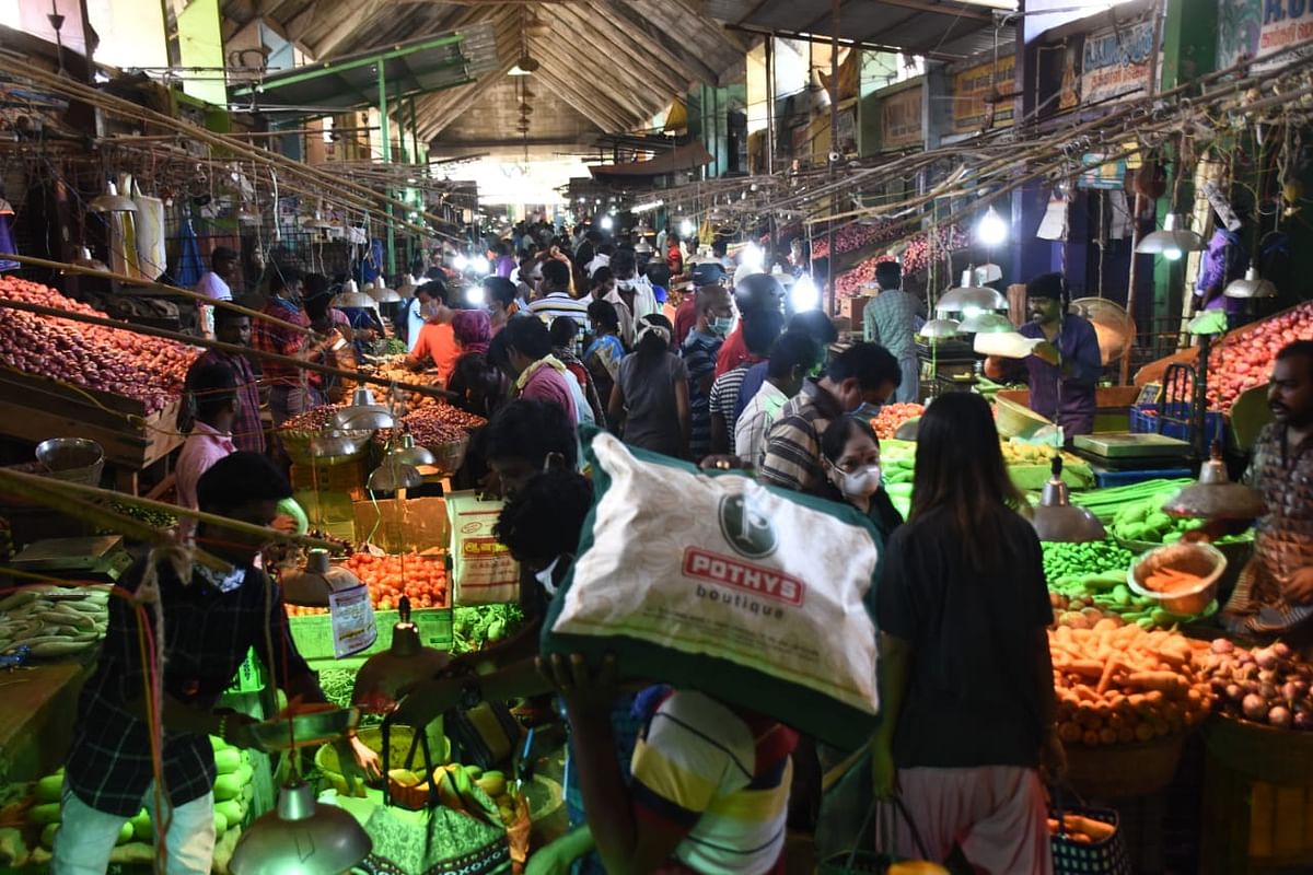 Though there are only 3,200 shops, the vendors could be easily more than 6,000 as many outlets are shared by at least two people who make business separately. (DH Photo)