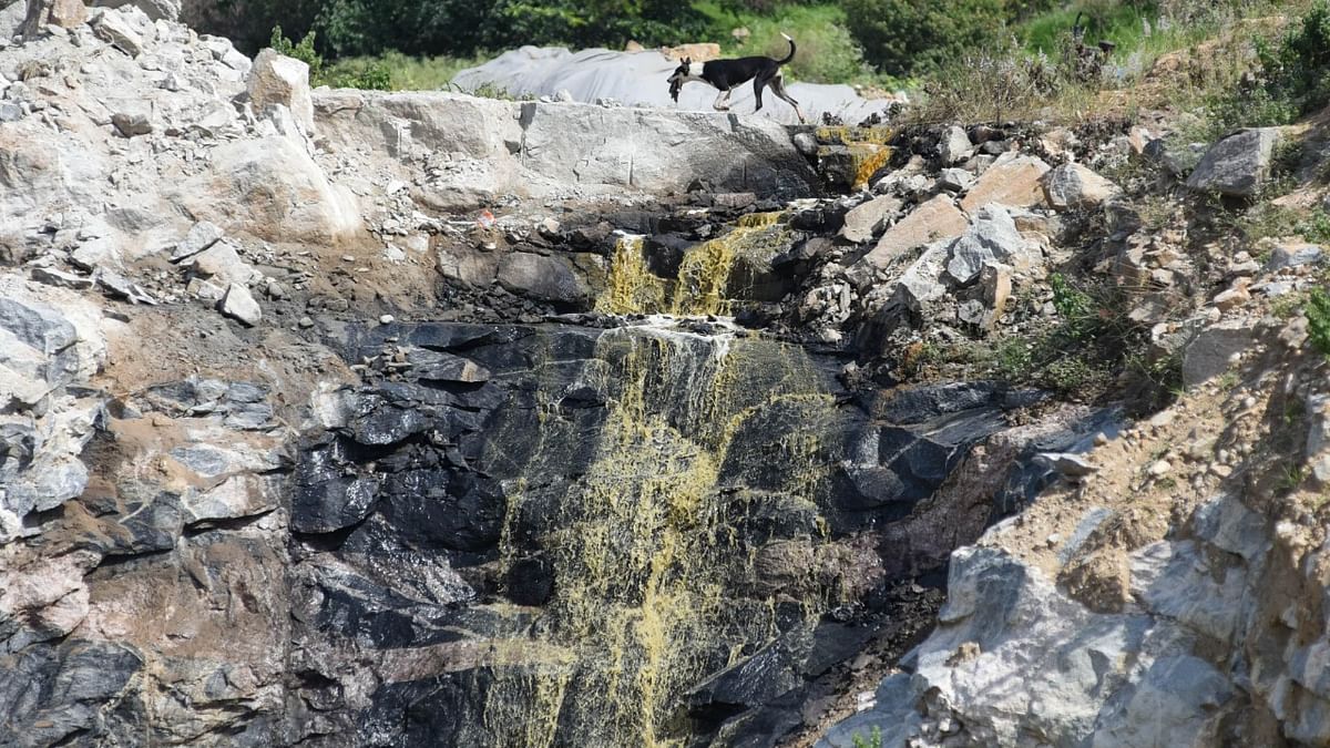 The small quarry was a sight to behold. If this were a picnic trip, we’d have been happy that we spotted waterfalls — what we saw was a leachate falls, flowing from upstream, where excavators were at work. That was where we had to reach — the current landfill. Credit: DH Photo/ Pushkar V