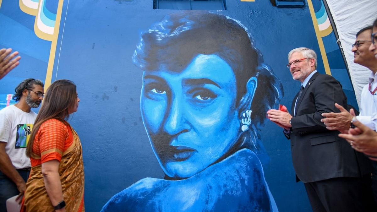 Meenakshi Lekhi (L) and Naor Gilon unveil the mural of Nadira at Connaught Place, Delhi. Credit: Embassy of Israel in India