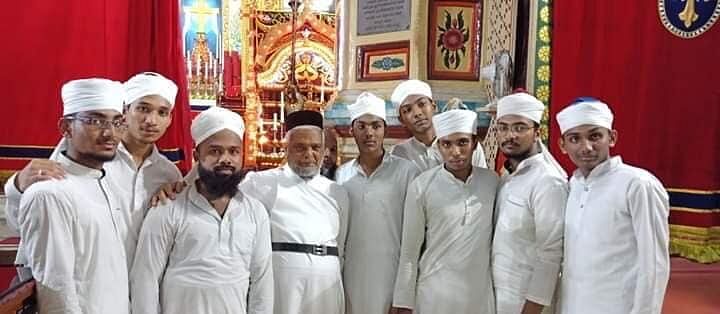 Muslim believers taking a tour inside the church and clicking pictures with priests. (DH photo)