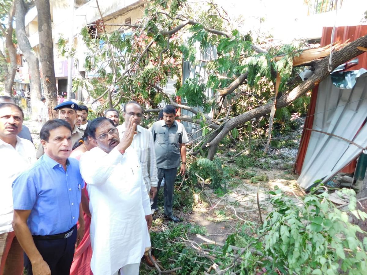 Bengaluru Development Minister and Deputy Chief Minister Dr. G Parameshwara visited areas hit by heavy rains. Credit: DH Photo