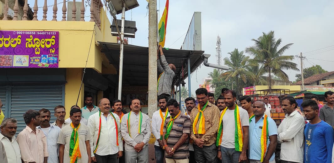 Members of Uttar Karnataka Horat Samiti hoisting separate North Karnataka flag at Hirebagewadi village in Belagavi taluk on Friday. Credit: DH photo by Shivanand Patil