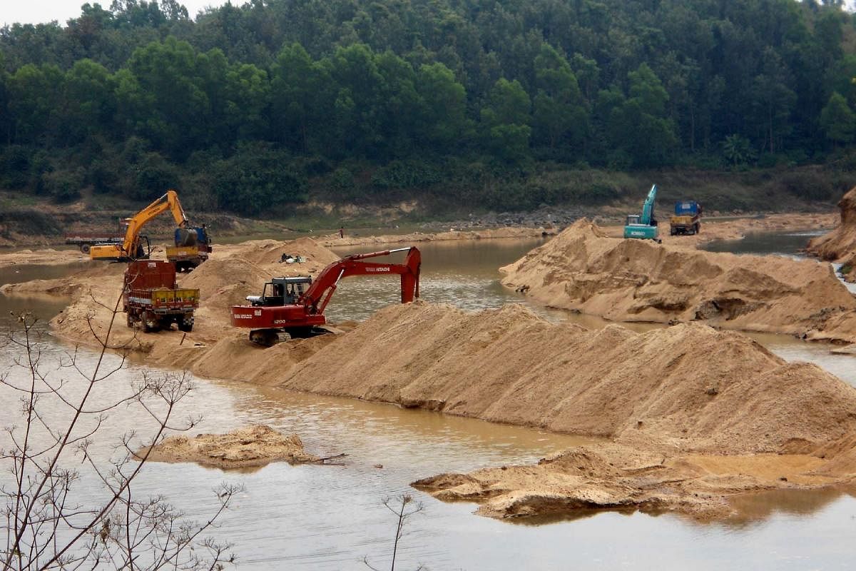 Excavators extracting sand from River Hemavathi near Sakaleshpur. Credit: DH File Photo