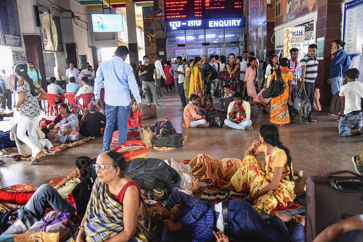 Arvind Kejriwal Sleeping On Railway Station