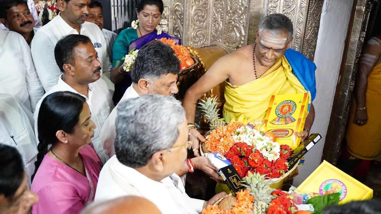 <div class="paragraphs"><p>Chief Minister Siddaramaiah, deputy D K Shivakumar and Minister Laxmi R Hebbalkar make offerings, including a Kancheepuram silk saree to Sri Chamundeshwari Devi atop the Chamundi Hill in Mysuru on Tuesday. </p></div>