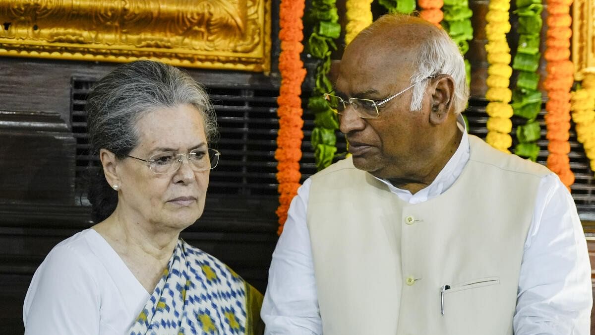 <div class="paragraphs"><p>Congress President Mallikarjun Kharge with party leader Sonia Gandhi.</p></div>