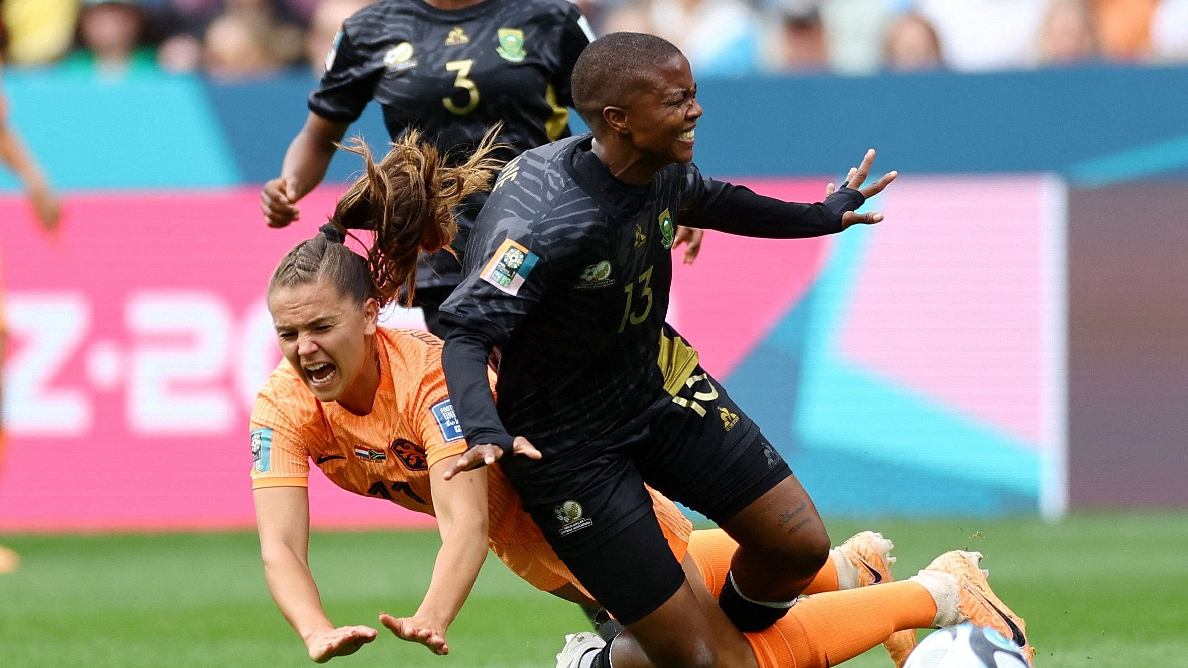 Soccer Football - FIFA Women’s World Cup Australia and New Zealand 2023 - Round of 16 - Netherlands v South Africa - Sydney Football Stadium, Sydney, Australia - August 6, 2023 South Africa's Bambanani Mbane in action with Netherlands' Lieke Martens REUTERS/Carl Recine     TPX IMAGES OF THE DAY