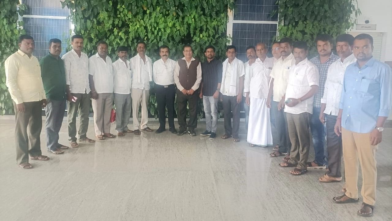 The office-bearers of Pavagad-based Shakti Sthala Raitara Kshemabhivruddhi Sangha met Karnataka Renewable Energy Development Ltd Managing Director K P Rudrappaiah and KSPDCL CEO Amarnath in Bengaluru. Sangha General Secretary R P Sambasadashiva Reddy and others are seen.