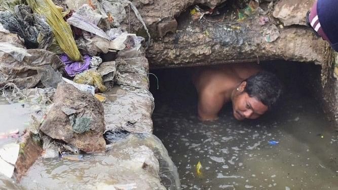 <div class="paragraphs"><p>Representative image of manual scavenging.</p></div>