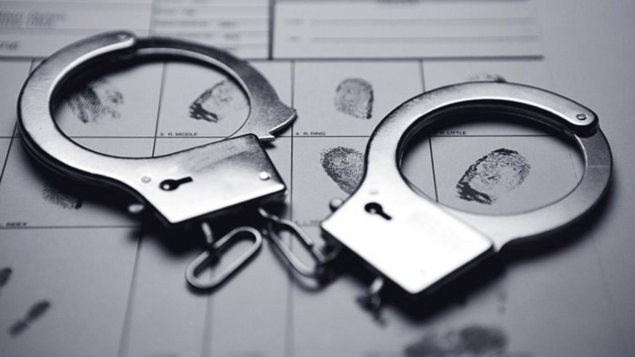 <div class="paragraphs"><p>Representative image of a pair of handcuffs.</p></div>