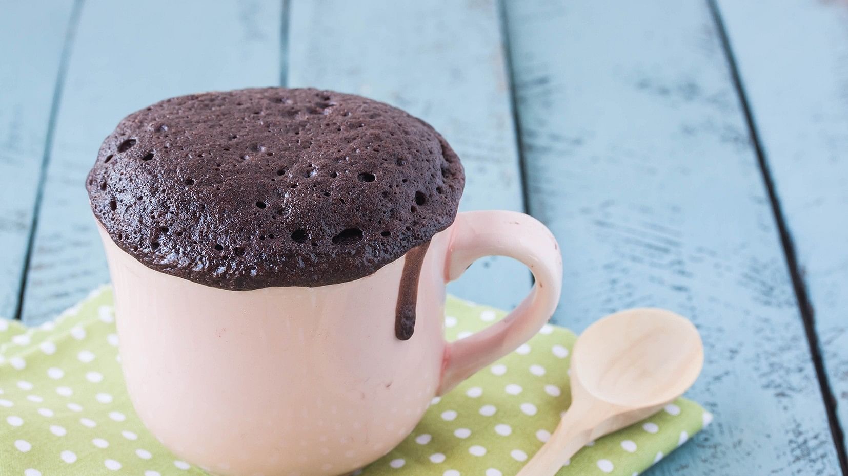 mug chocolate cake on a wooden background