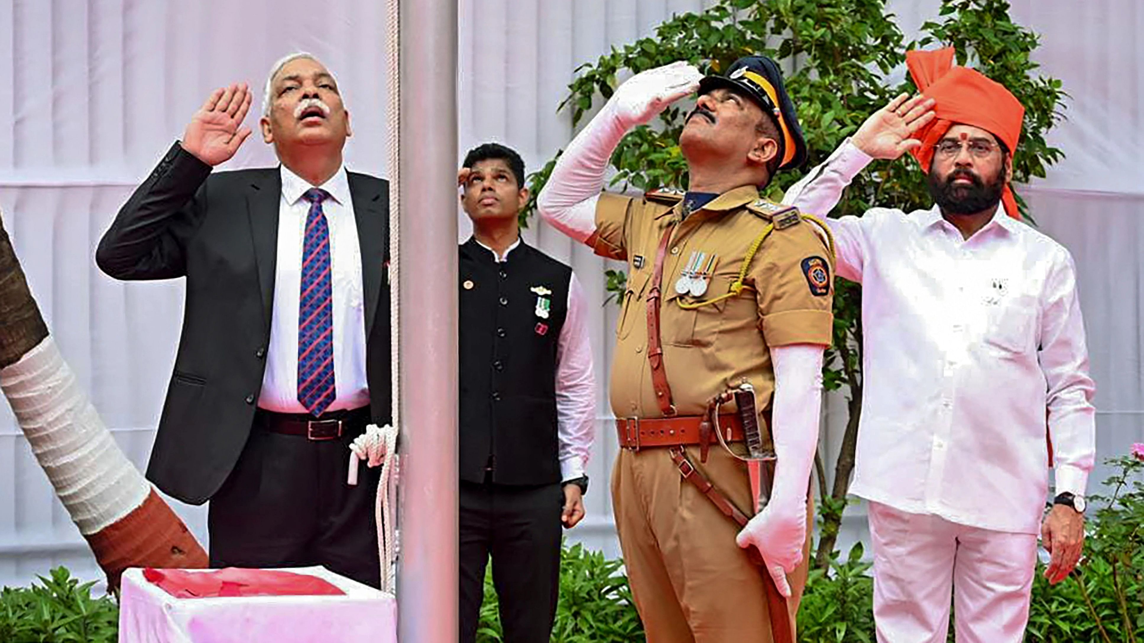 <div class="paragraphs"><p> Maharashtra Chief Minister Eknath Shinde and Chief Justice of Bombay High Court Devendra Kumar Upadhyay salute during a flag hoisting ceremony at the Bombay High Court on the occasion of 77th Independence Day, in Mumbai, Tuesday, Aug. 15, 2023. </p></div>