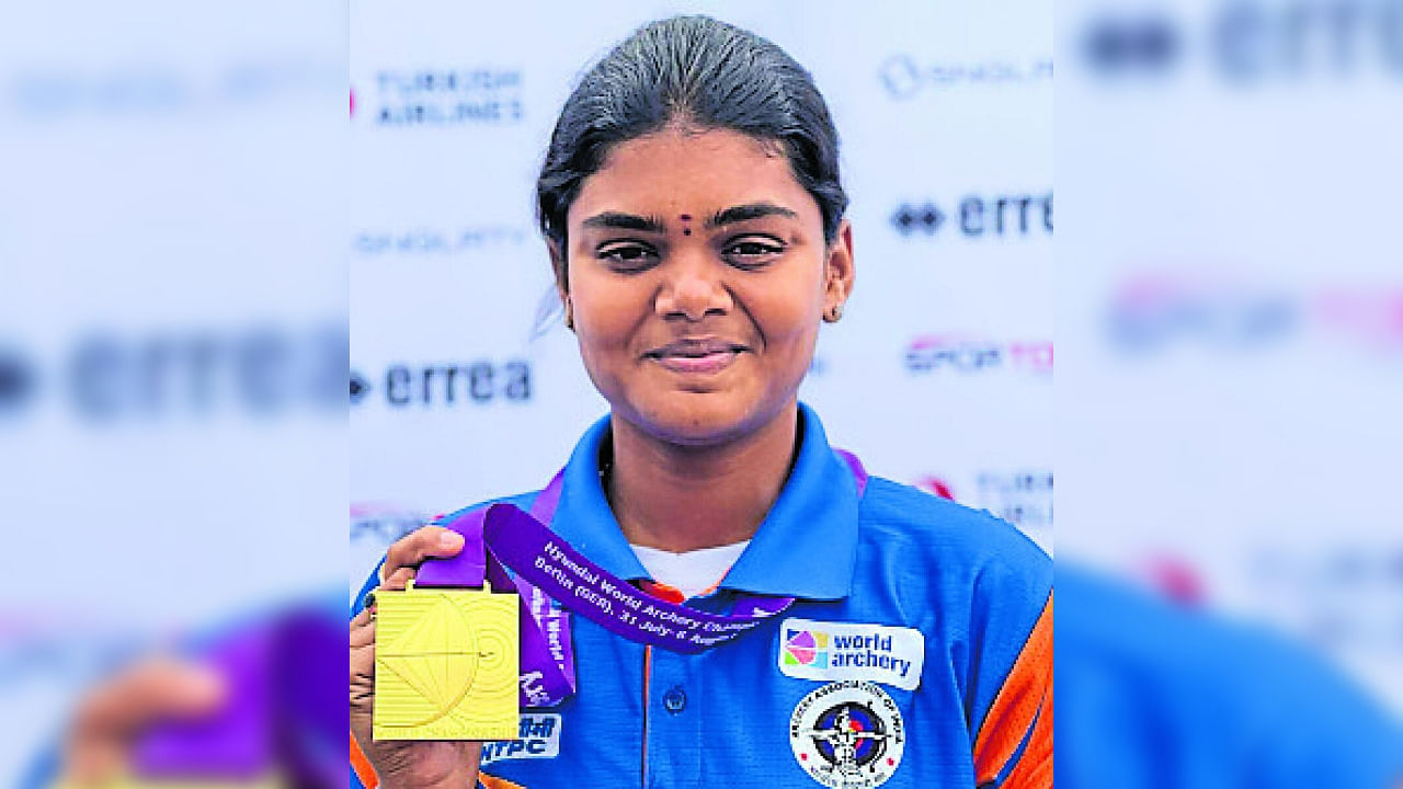 <div class="paragraphs"><p>Jyothi Surekha Vennam with her World Championships medal.</p></div>