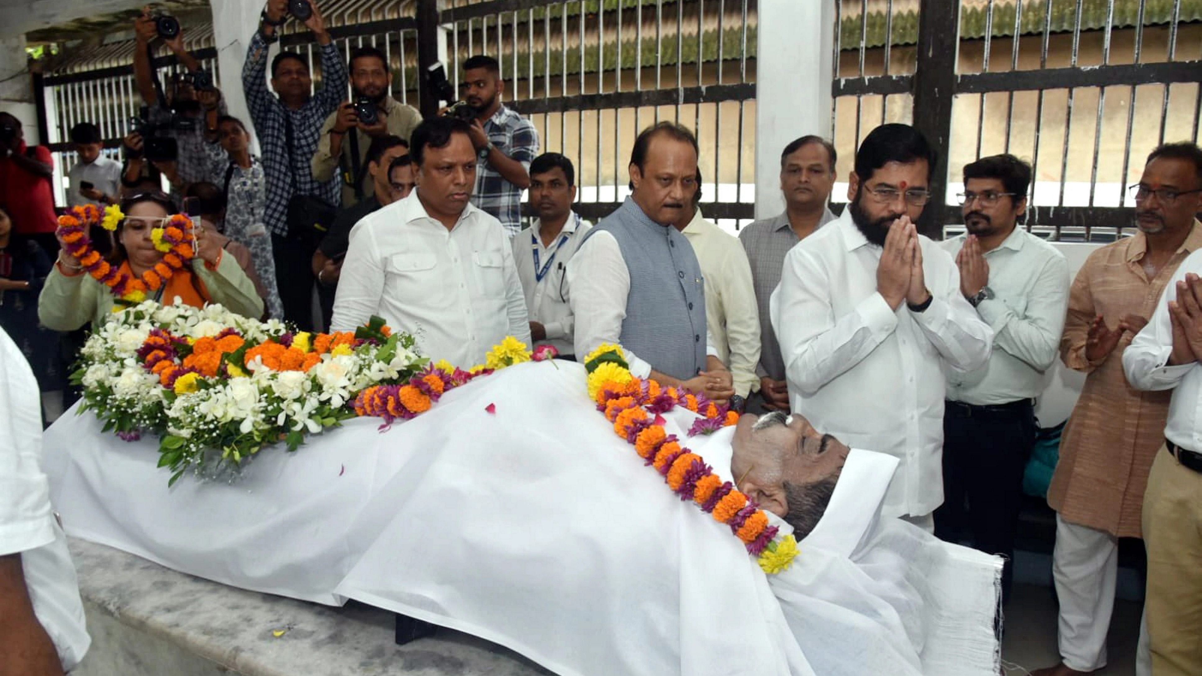 <div class="paragraphs"><p> Maharashtra Chief Minister Eknath Shinde pays his last respects to the mortal remains of film art director Nitin Deasi.</p></div>