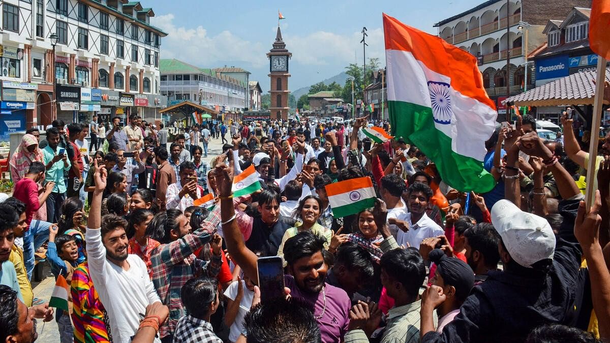 <div class="paragraphs"><p>People dance during celebrations of the 77th Independence Day at the historic Ghanta Ghar at Lal Chowk , in Srinagar, Tuesday, Aug. 15, 2023.</p></div>