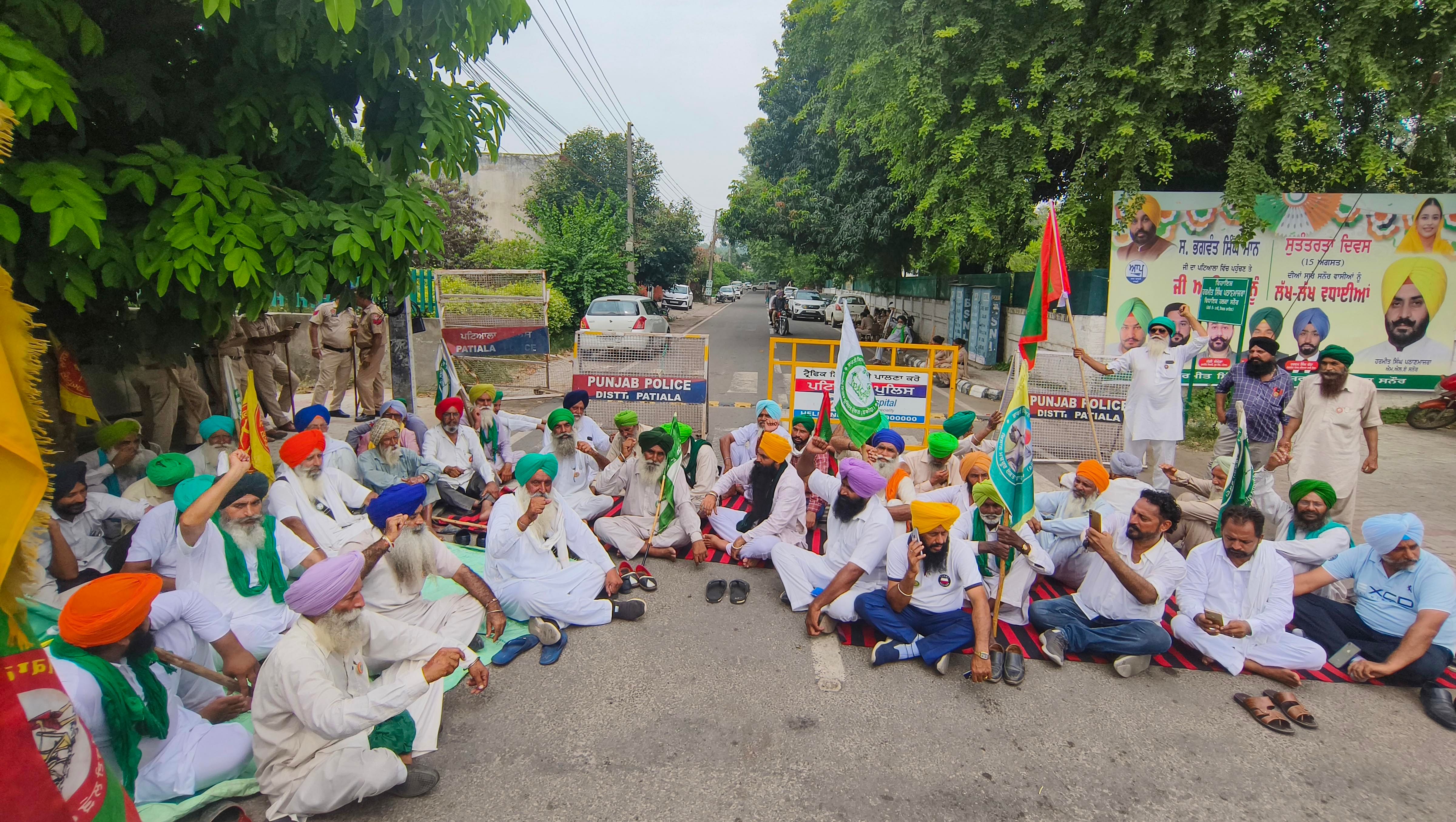 <div class="paragraphs"><p>Farmers from flood-affected areas and members of Samyukt Kisan Morcha block a road during a protest against Punjab government near the residence of AAP MLA Harmeet Singh Pathanmajra, in Patiala, Saturday, Aug 19, 2023.</p></div>