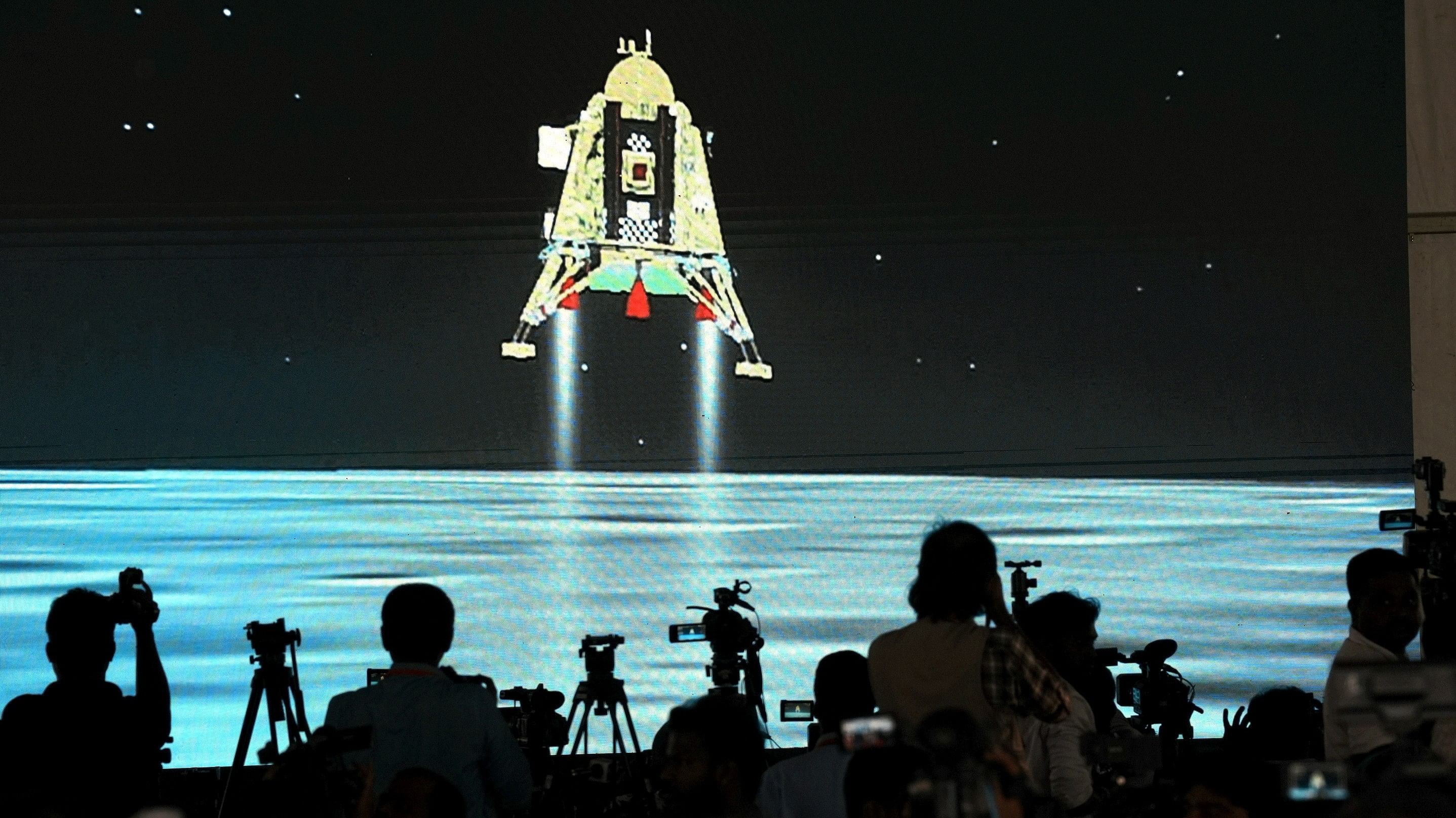 <div class="paragraphs"><p> ISRO employees watch the successful soft landing of Chandrayaan-3 on the surface of the moon.</p></div>