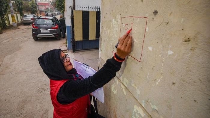 <div class="paragraphs"><p>An enumerator staff marks a house during the first phase of much-hyped caste-based census in Bihar.</p></div>