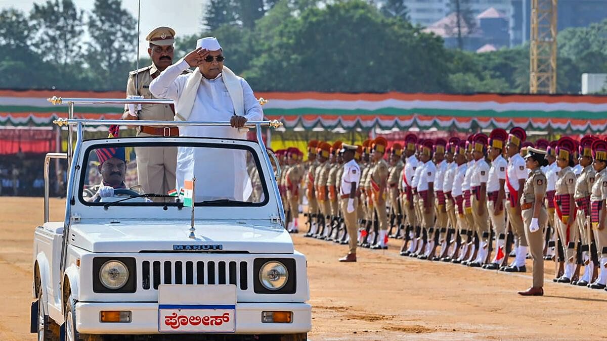 <div class="paragraphs"><p>Karnataka Chief Minister Siddaramaiah inspects a Guard of Honour as part of the 77th Independence Day celebrations at Manekshaw Parade Ground, in Bengaluru.</p></div>