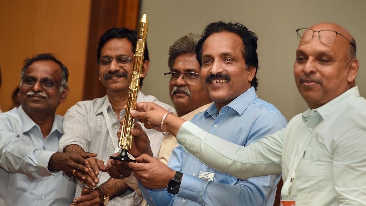 <div class="paragraphs"><p>ISRO Chairman S. Somanath along with other scientists poses for photos during a press meet after the successful launch of ISRO's PSLV-C53.</p></div>