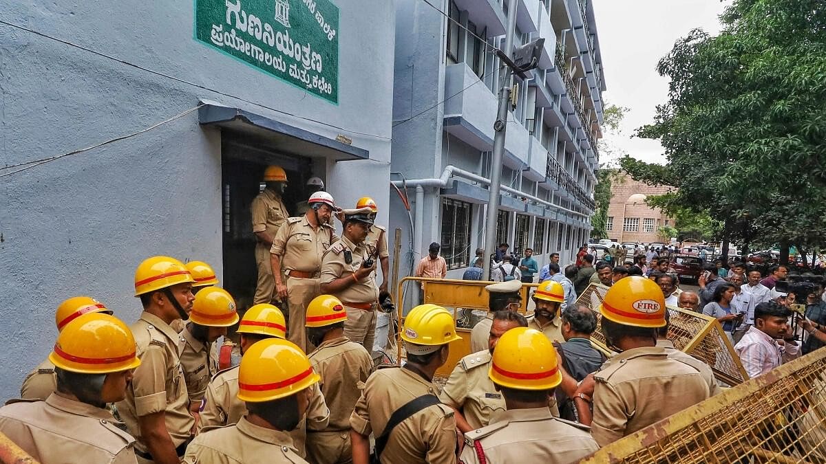 <div class="paragraphs"><p>Fire and Emergency personnel at work after a fire broke out in the Quality Control Lab at the BBMP head office.&nbsp;</p></div>