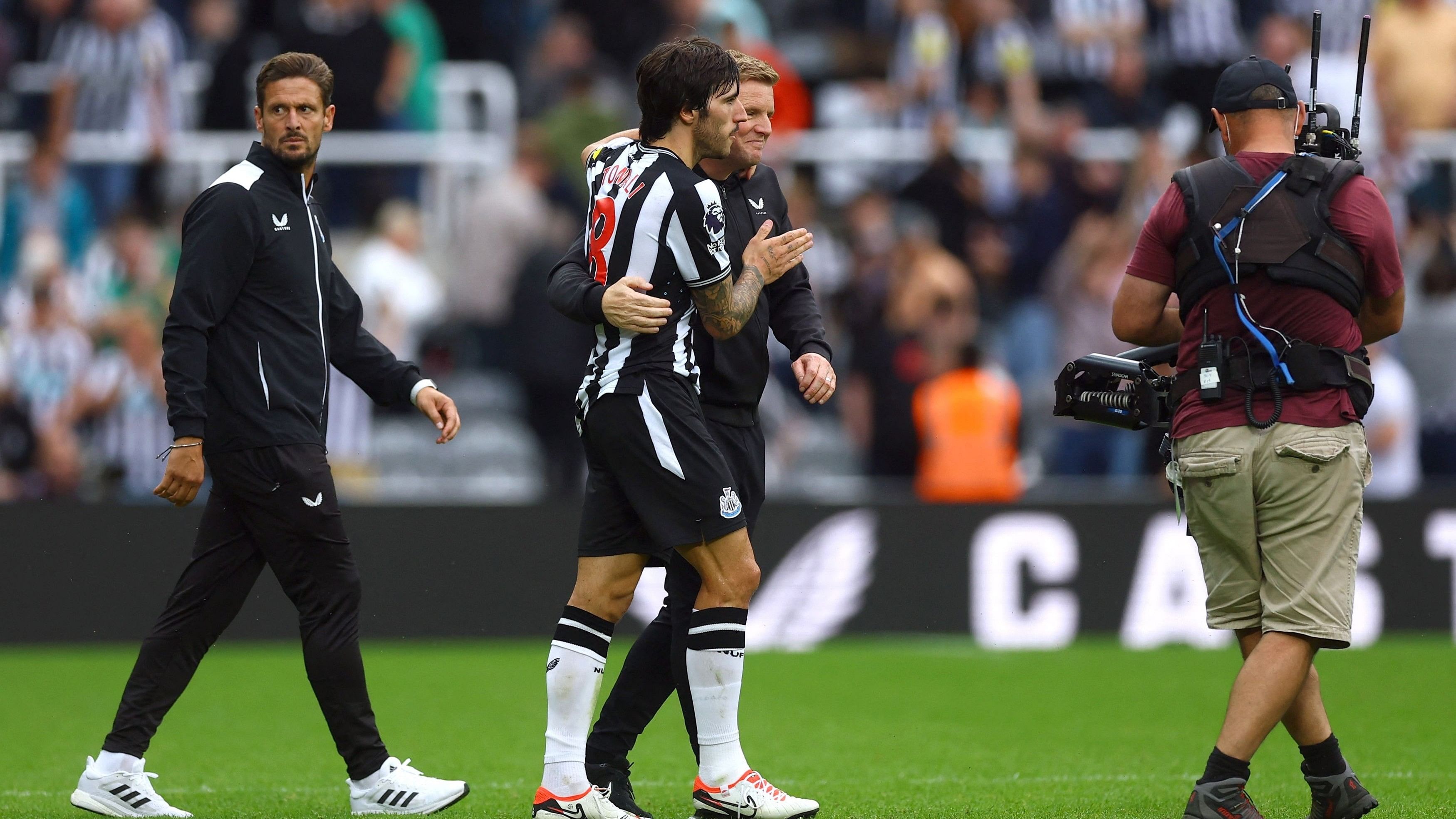 <div class="paragraphs"><p> Newcastle United manager Eddie Howe celebrates with Sandro Tonali after the match  .</p></div>