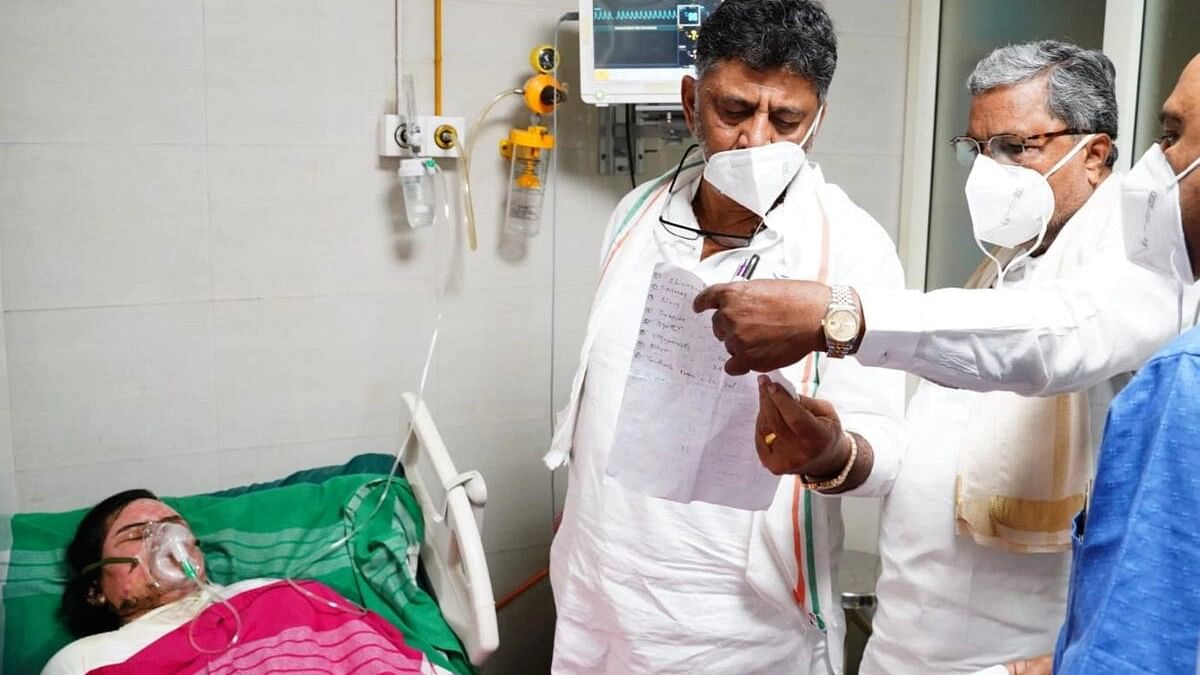 <div class="paragraphs"><p>Karnataka Chief Minister Siddaramaiah and DK Shivakumar inquire about the health of the injured persons after fire at the BBMP office, in Bengaluru, Friday, Aug. 11, 2023.</p></div>