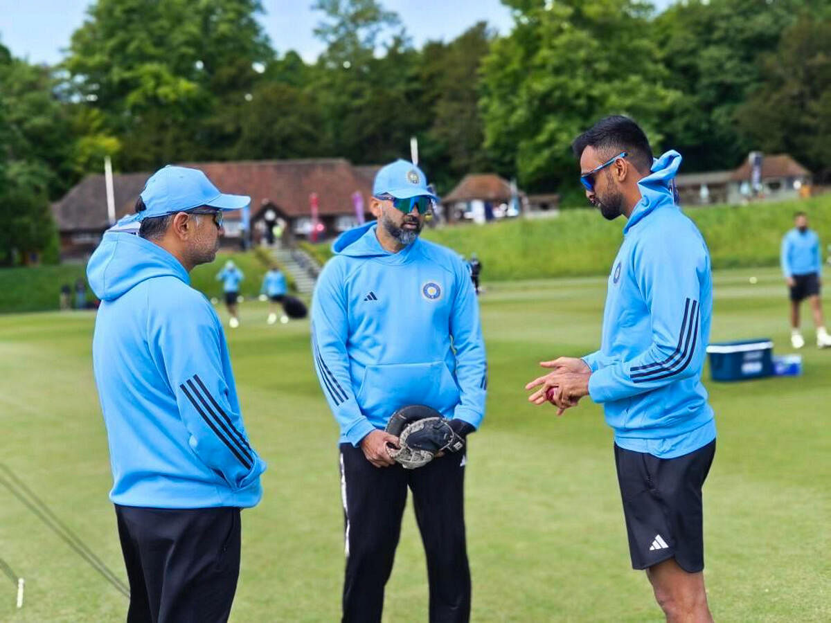 <div class="paragraphs"><p>Indian cricket team head coach Rahul Dravid (L) interacts with cricketer Jaydev Unadkat (R).</p></div>