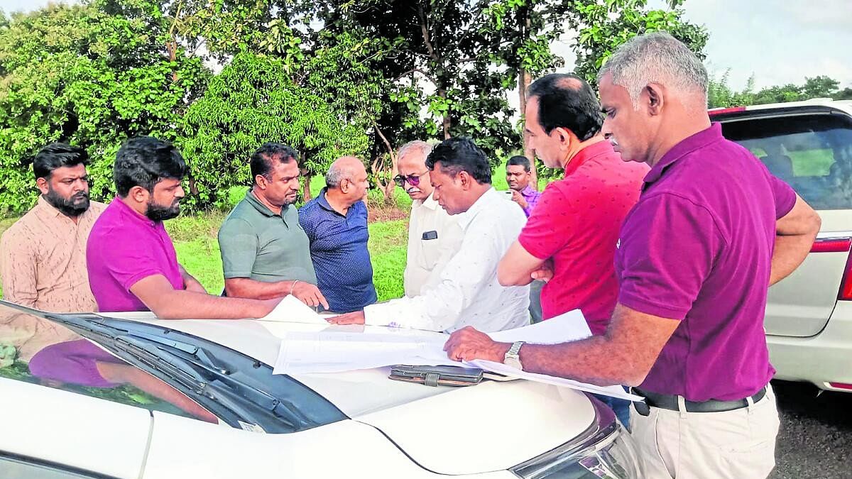 <div class="paragraphs"><p>Former Sri Lanka off-spinner Muttiah Muralitharan (third from left) interacts with officials of KIADB during his visit to Mummigatti, off Dharwad, to inspect the land for the proposed beverage-filling plant recently. </p></div>