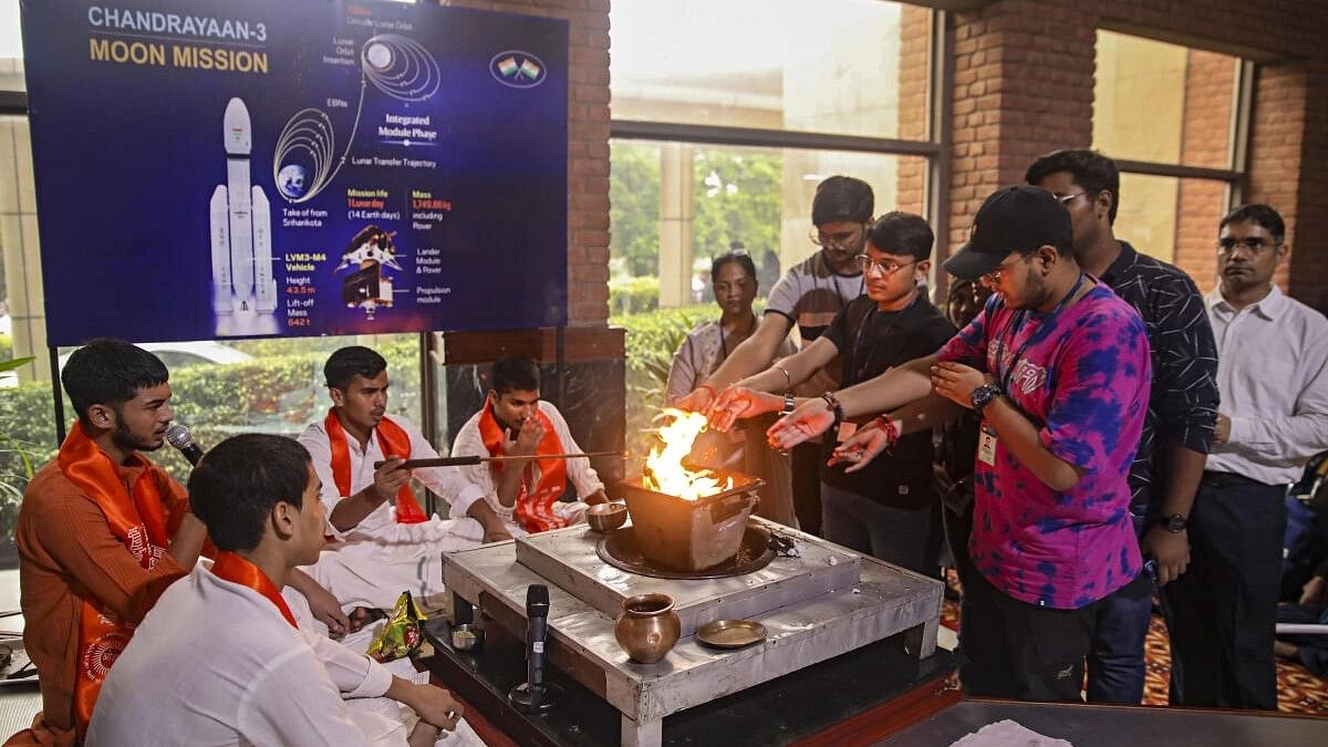 <div class="paragraphs"><p>Students of Amity University perform 'havan' for the successful landing of ISRO's 'Chandrayaan-3' on the lunar surface of the Moon, in Noida.</p></div>