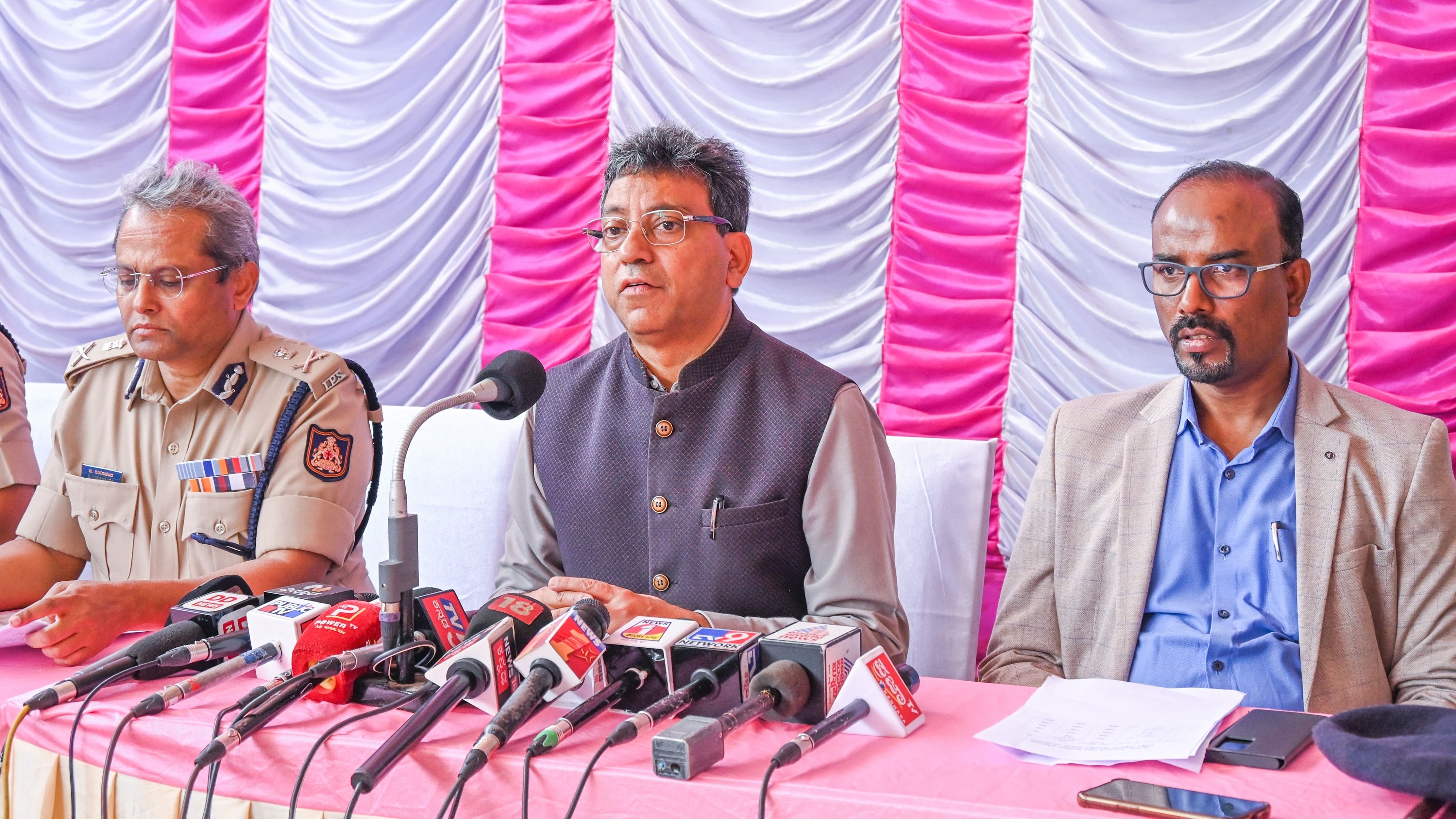 <div class="paragraphs"><p>Bengaluru City Police Commissioner B Dayananda, BBMP boss Tushar Girinath, and Deputy Commissioner, Bengaluru Urban, KA Dayanand at a press conference on Sunday. </p></div>