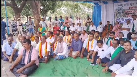 <div class="paragraphs"><p>Farmers stage a protest against the state government for releasing water to Tamil Nadu, near Sir M Visvesvaraya statue in Mandya, on Thursday.</p></div>