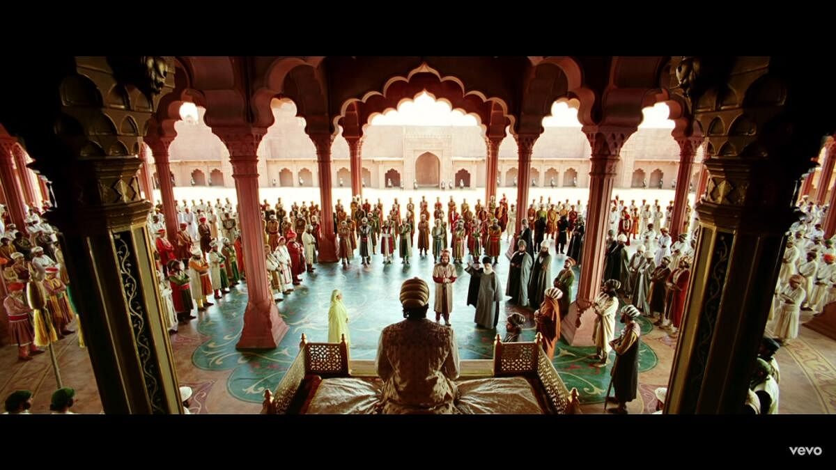 <div class="paragraphs"><p>The spectacular set of Akbar’s courtroom from ‘Jodhaa Akbar’ (2008).</p></div>