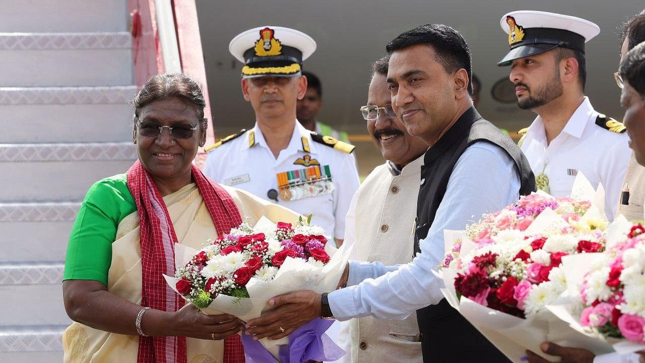 <div class="paragraphs"><p>President Droupadi Murmu being welcomed by Goa Chief Minister Pramod Sawant on her arrival, at Dabolim Airport, Goa.&nbsp;</p></div>