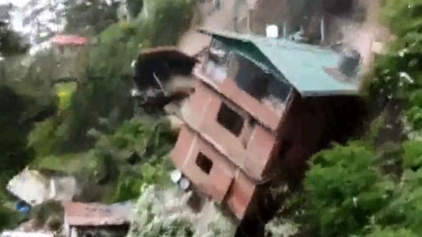 <div class="paragraphs"><p>Several houses collapsed in Krishna Nagar area in Himachal Pradesh's Shimla after a landslide took place.</p></div>